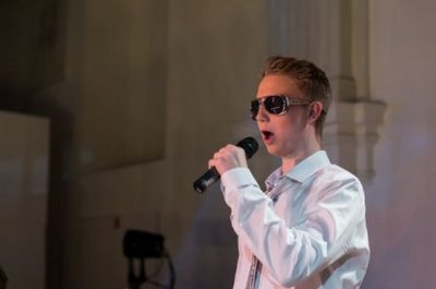 singender junger Mann mit Sonnenbrille