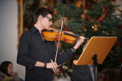 Schüler spielt auf der Viola