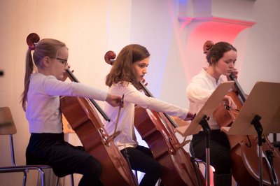 Cellospielende Mädchen