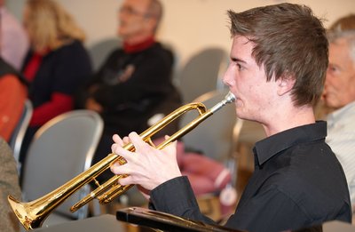 junger Mann mit Trompete