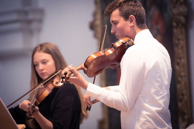 junge Frau und junger Mann spielen Violine