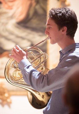 junger Mann spielt Horn