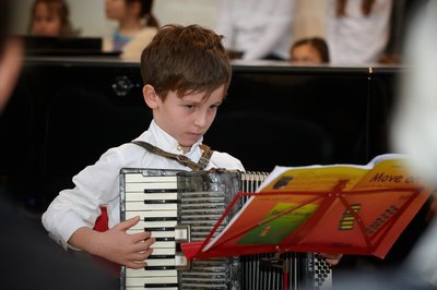 Ein Junge spielt Akkordeon